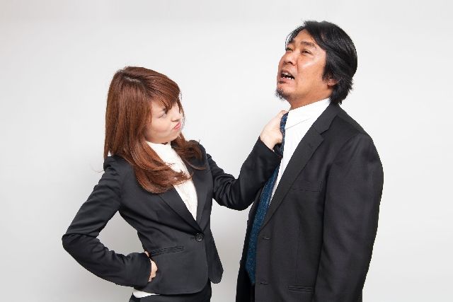 上司に立ち向かう女性部下